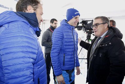 L'alcalde Ros, saludant Àlex Márquez i Emili Alzamora, al circuit municipal de Rufea.