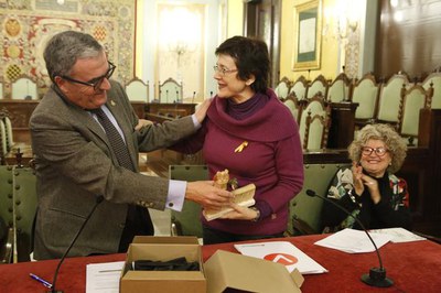 L'alcalde ha entregat un obsequi a la presidenta de la Federació Catalana del Voluntariat, Francina Alsina.