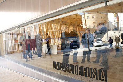 La Casa de Fusta està situada al carrer Cavallers número 51, en ple Centre Històric.