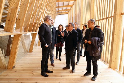 Un moment de la visita al espai de l'edific que dóna a l'exterior.