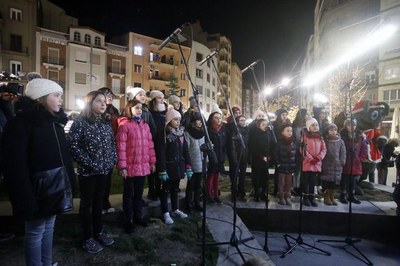 La Coral de l'Escola l'Intèrpret ha cantat tres nadales a la plaça.