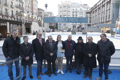 L'alcalde, els regidors de la Paeria i els responsables de l'Eix i la Fecom en la foto de família de la inauguració de la pista de gel.