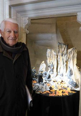 El president de l'Agrupació Ilerdenca, Àngel León, amb el pessebre obra de l'artista Josep Antoni Ferrer.