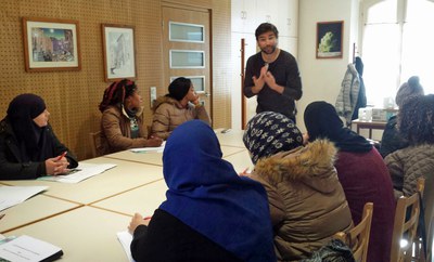 Curs de manipulació d'aliments a l'IMO amb families migrades de l'escola Balàfina en el marc del projecte europeu Growing Together.