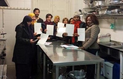 Famílies migrades de l’escola Balàfia han fet un curs de manipuladors d’aliments a l’Institut Municipal d’Ocupació, dins el projecte Growing Together.