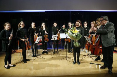 La Gent Gran de Lleida s’ha aplegat aquest dilluns a la Llotja per gaudir del concert i de la torronada que la Paeria ha organitzat, com cada any, pe….