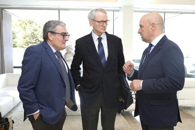 L'alcalde, Àngel Ros, i el tinent d'alcalde Rafael Peris, amb el catedràtic de política econòmica de la UB, Antón Costas.