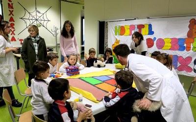 Els infants de diversos centres educatius de Lleida perden la por als metges amb l‘activitat “Hospital dels ossets de peluix”.