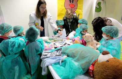 La sala polivalent de l’edifici municipal d’Albarés s’ha convertit aquesta setmana en un hospital d’ossets de peluix per atansar el món mèdic als inf….