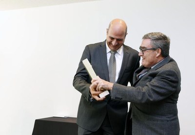 L'alcalde fa entrega del premi PronosPorc d'Or a Juan Pedro Florido.