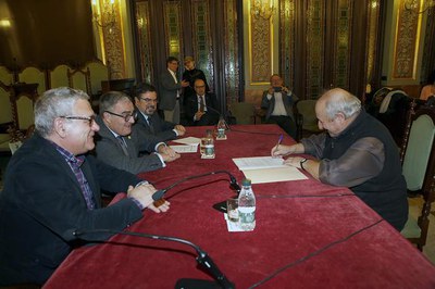 El representant d'una de les entitats firmant l'acord amb l'alcalde.