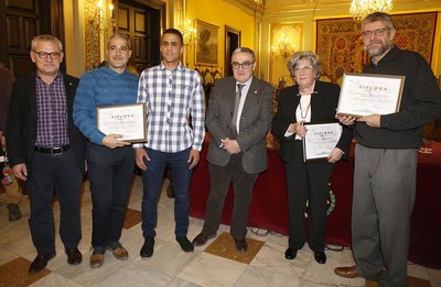 Els guanyadors del premi amb l'alcalde i el tinent d'alcalde de Participació Ciutadana.
