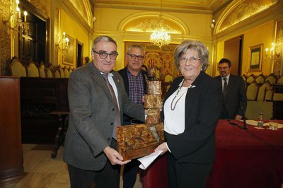 L'alcalde lliurant el premi a la trajectòria personal de Glòria Ferrer.