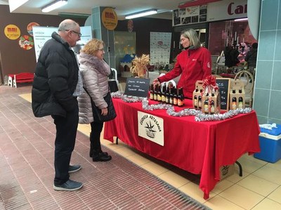 Es poden trobar els productes de qualitat tradicionals que ofereixen la varietat de parades que hi ha en el mercat, els productes típics d’aquesta èp….
