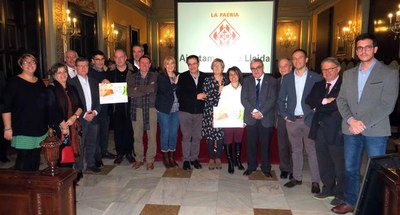 Foto de família dels premiats amb els regidors i els membres del jurat.