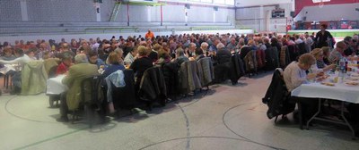 Unes 350 persones han participat en el dinar solidari dels veïns de la Bordeta.