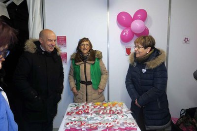 El Mercat de Nadal aixopluga una paradeta solidària que van ocupant les diverses entitats ciutadanes.
