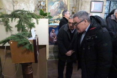 El paer en cap observant un dels nous diorames de l'exposició.