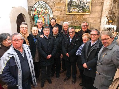 Foto de família de l'alcalde i els regidors amb els pessebristes.