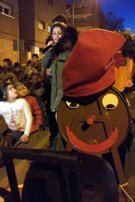 Els infants poden visitar el gran Tió al Centre Cívic del barri.