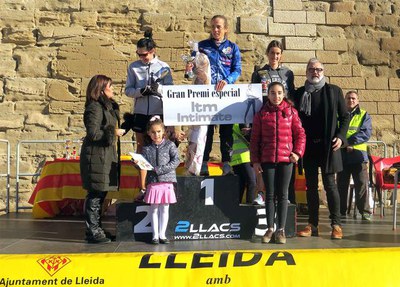 El tinent d'alcalde Fèlix Larrosa ha lliurat els trofeus als primers classificats.