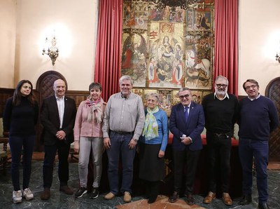 Les autoritats i la família propietària de la finca, després de la firma del conveni de cessió d'ús..