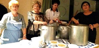 Les cuineres preparant la sopa pels comensals.