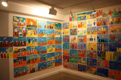 Alguns dels dibuixos que queden exposats a l'associació Res Non Verba.