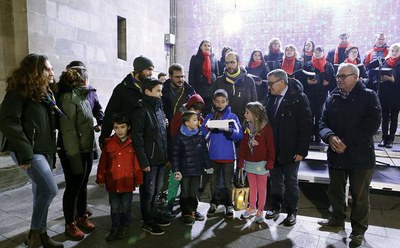 Els minyons escoles i guies han llegit un missatge de pau.