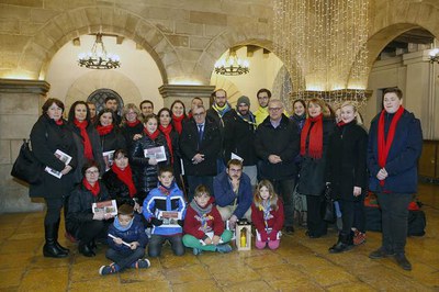 Foto de família amb els membres de la coral i els minyons escoles i guies de l'Agrupament Lo Manaix de Lleida.
