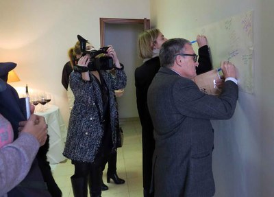 L'alcalde Ros deixant el missatge en el mural preparat pels convidats a la presentació del projecte.