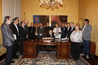 Rosa Fabregat ha signat en el llibre d'honor de la Paeria.