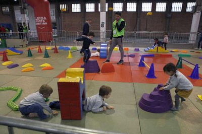 Els menuts gaudeixen jugant i superant les diferents proves.