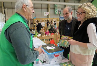 Montse Mínguez ha visitat avui Cucalòcum i ha saludat les entitats que hi participen, com l'AECC-Associació Contra el Càncer.