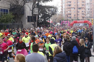 El miler de participants en la cursa llarga de la Sant Silvestre han omplert els carrers de la ciutat.