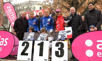 Podi de la cursa amb les tres corredores que menys temps han invertit en recórrer els 10 km.