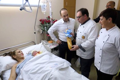 El Gremi de Forners ha obsequiat als pares del Josep amb un any de pa gratis, perquè segons la tradició els nadons arriben amb un pa sota el braç.