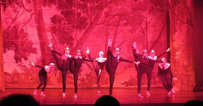 El quadre de les gimnastes del Club Patrícia obra l'espectacle teatral.