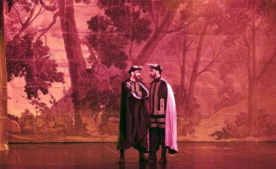 Llucifer i Satanàs confabulant el seu pla maquiavèl·lic.