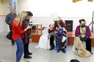 El patge reial amb dos nens de la Mariola.