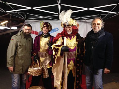 L'enviat dels Reis d'Orient ha anat a recollir les cartes dels infants a Ricard Viñes, acompanyat de l'alcalde accidental, Xavier Rodamilans.