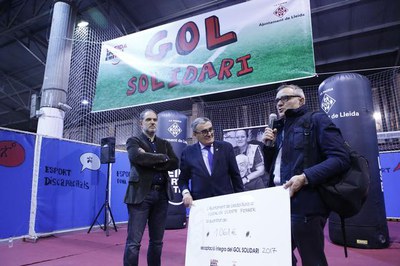L'alcalde fa entrega del xec dels diners recaptats amb el Gol Solidari al representant de la Fundació Vicenç Ferrer.