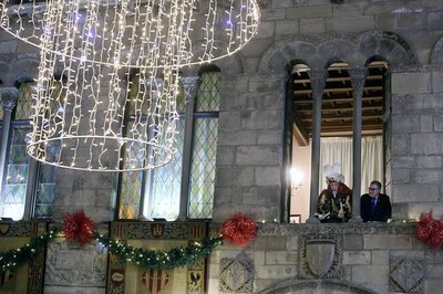 El Camarlenc i l'alcalde, Àngel Ros, han saludat als nens congregats a la plaça Paeria.