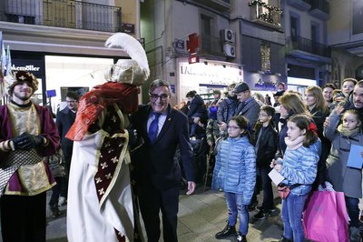 L'alcalde, Àngel Ros, saluda a l'emissari dels Reis d'Orient.