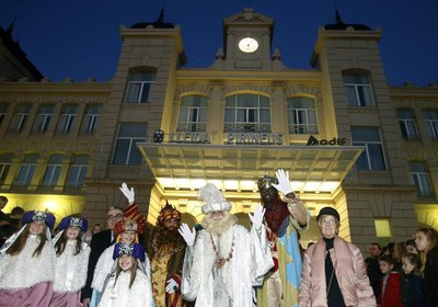 A l'estació ja s'ha concentrat un bon nombre de nens i nenes que volien saludar els Mags.