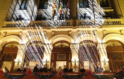 La façana de la Paeria il·luminada amb la màgia de la nit dels Mags.