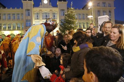 Tots els nens volien saludar els reis de la màgia i la il·lusió.