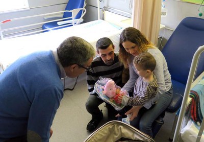 Cada any els Reis deixen a la nit els regals a la Paeria, perquè es reparteixin l'endemà.