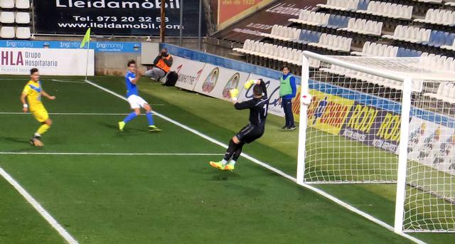 Juan Tomás ha estavellat aquest tret al pal de la porteria del Badalona