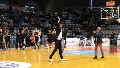 Alfons Alzamora saludant els aficionats en rebre el reconeixement del club.